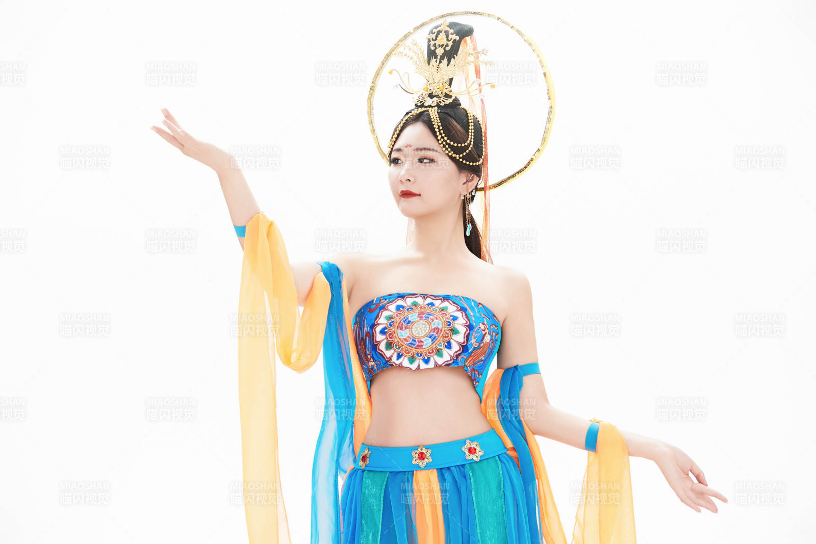 身着唐朝敦煌服饰跳飞天舞蹈的中国少女图片