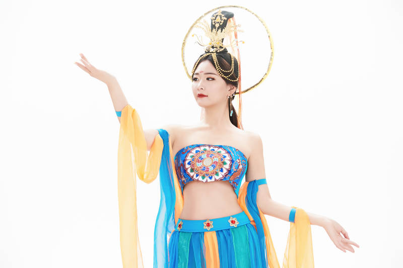 身着唐朝敦煌服饰跳飞天舞蹈的中国少女图片
