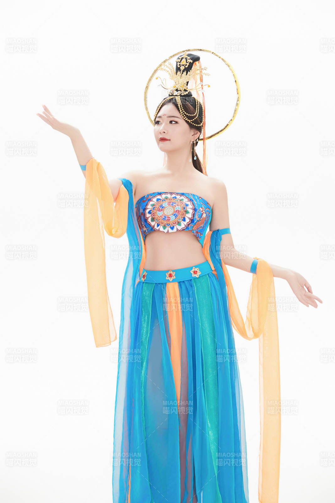 身着唐朝敦煌服饰跳飞天舞蹈的中国少女图片