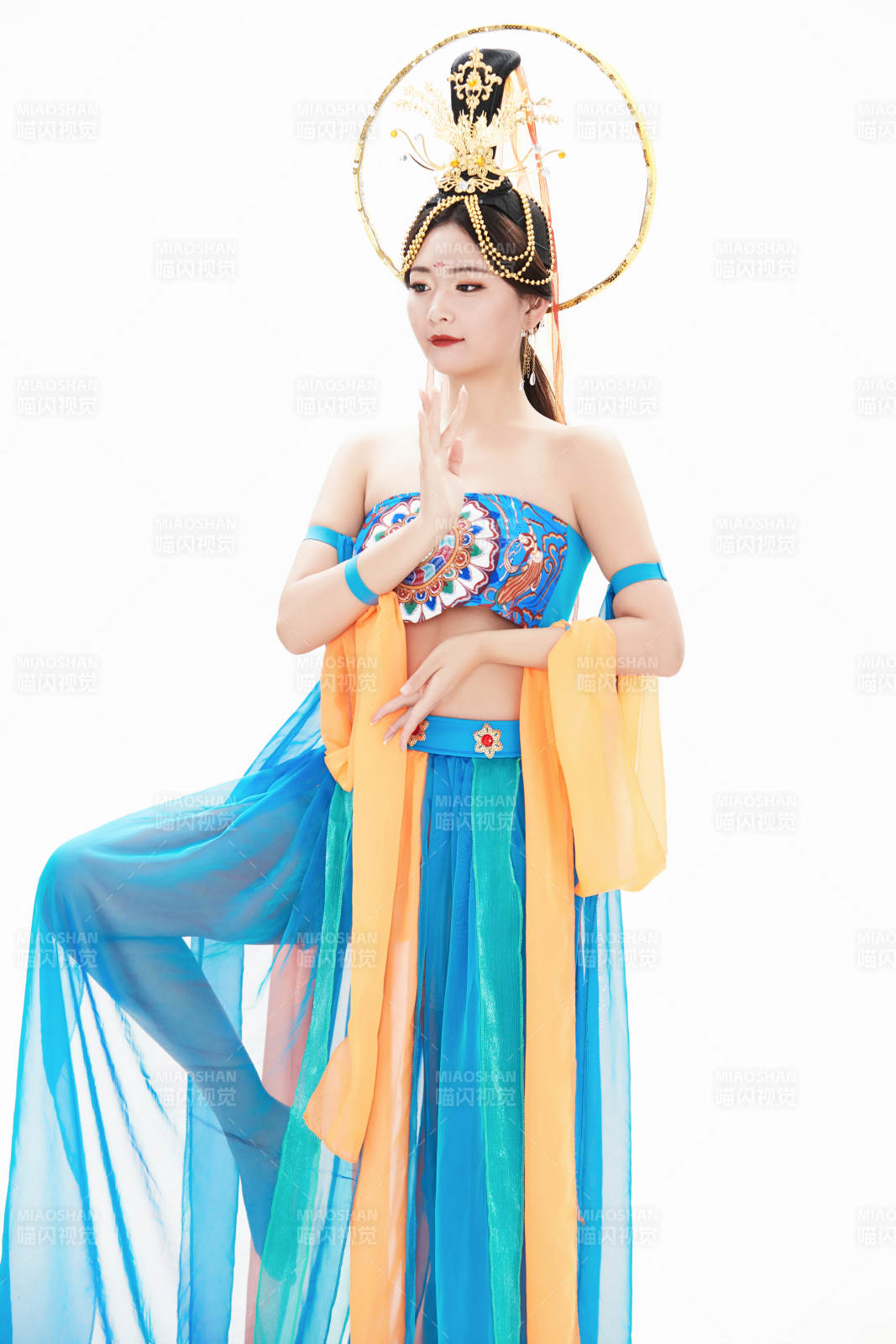 身着唐朝敦煌服饰跳飞天舞蹈的中国少女图片