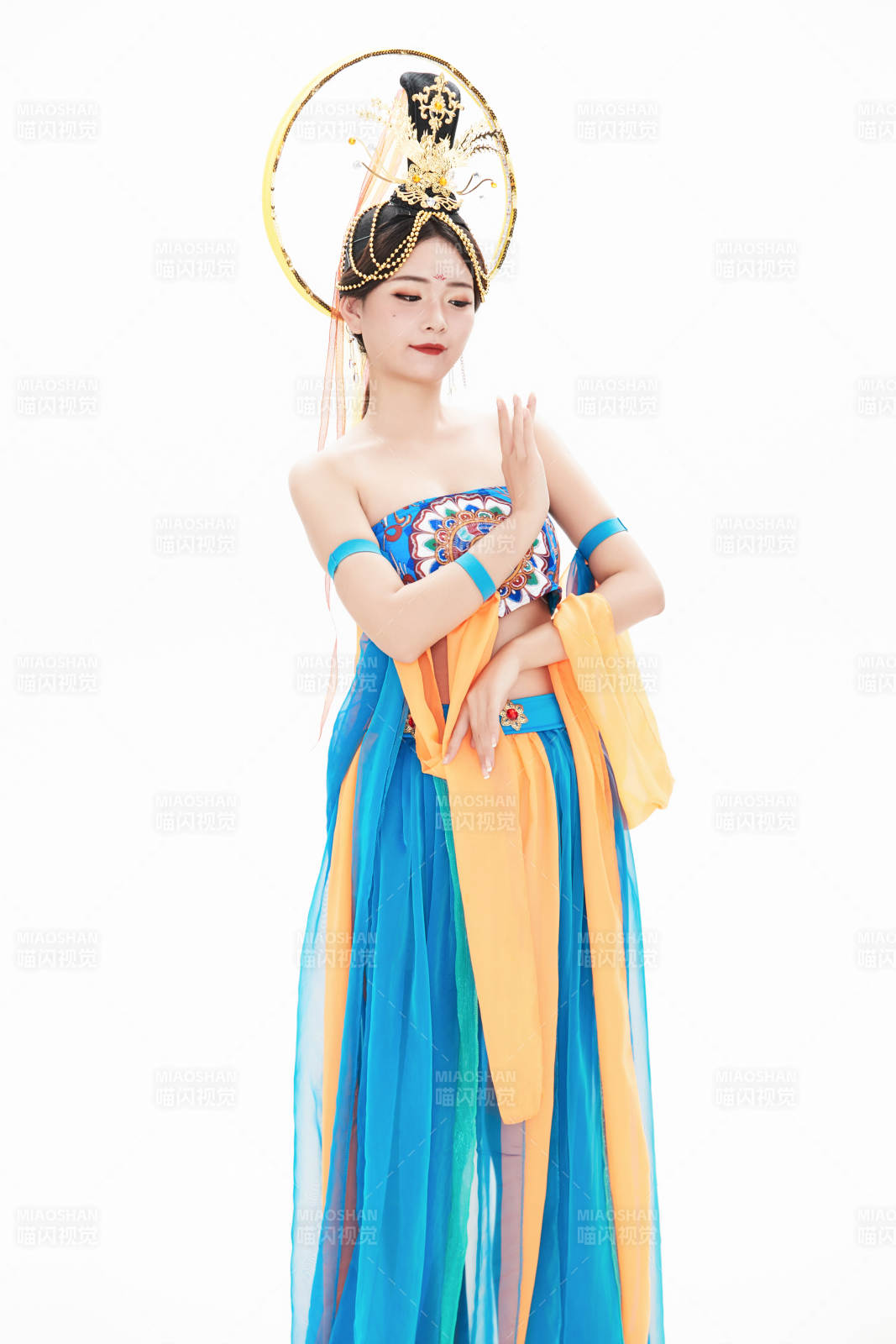 身着唐朝敦煌服饰跳飞天舞蹈的中国少女图片