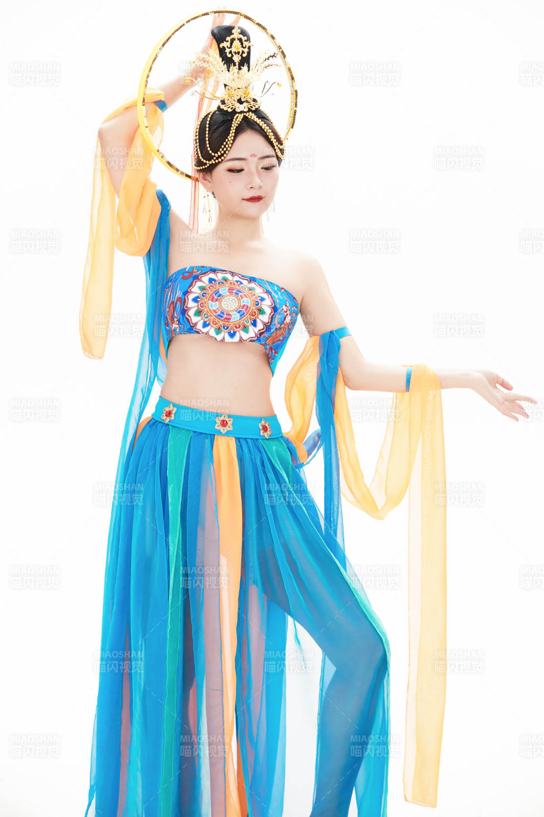 身着唐朝敦煌服饰跳飞天舞蹈的中国少女图片