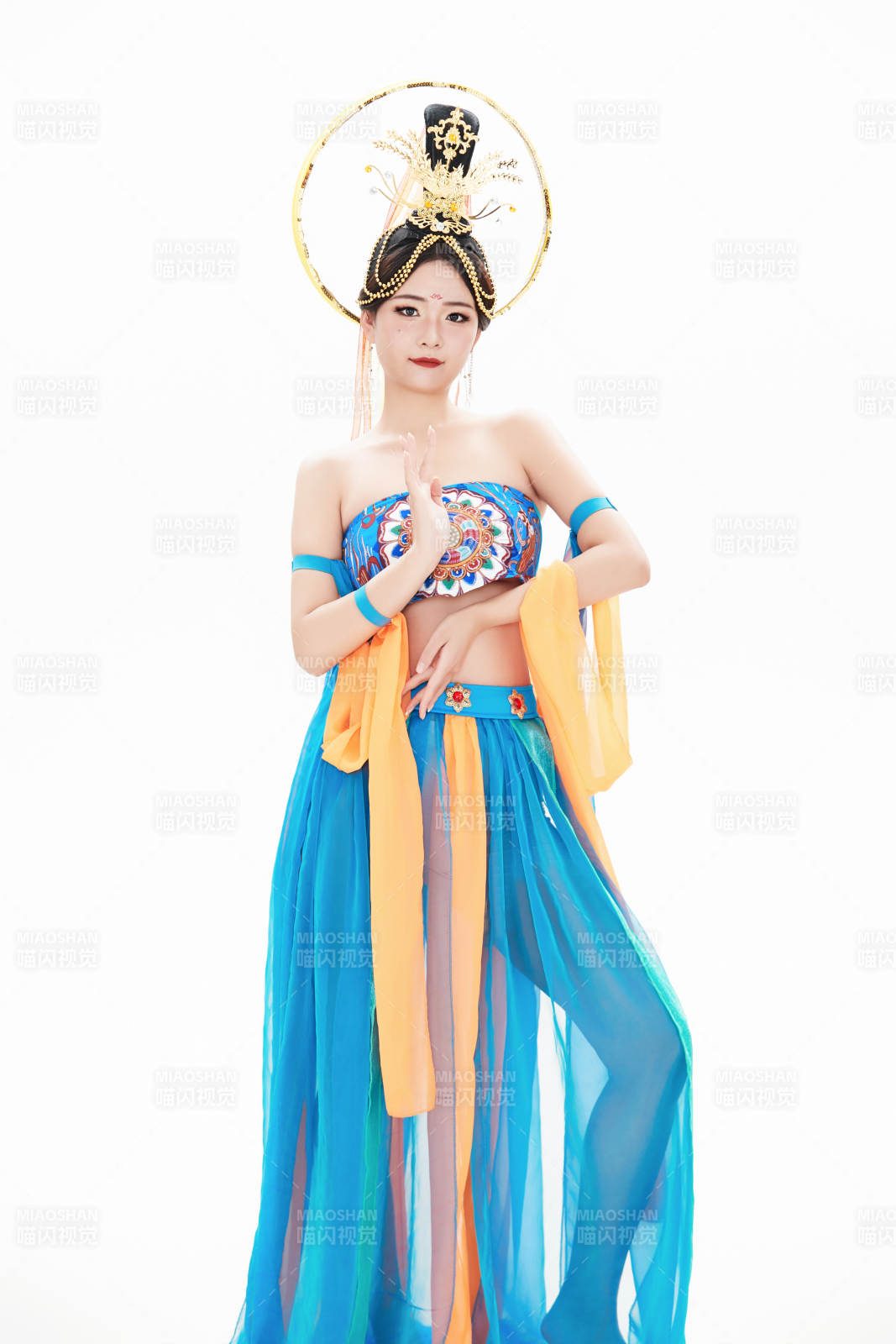 身着唐朝敦煌服饰跳飞天舞蹈的中国少女图片