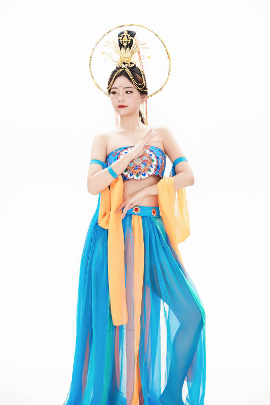身着唐朝敦煌服饰跳飞天舞蹈的中国少女图片