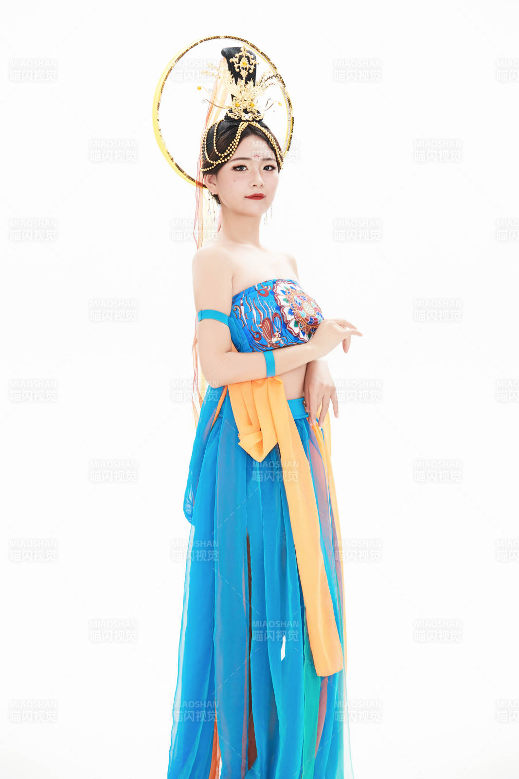 身着唐朝敦煌服饰跳飞天舞蹈的中国少女图片