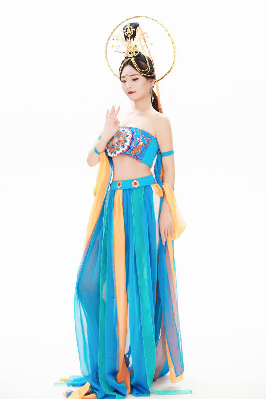 身着唐朝敦煌服饰跳飞天舞蹈的中国少女图片