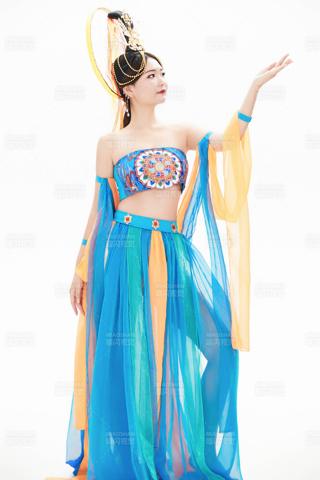 身着唐朝敦煌服饰跳飞天舞蹈的中国少女图片