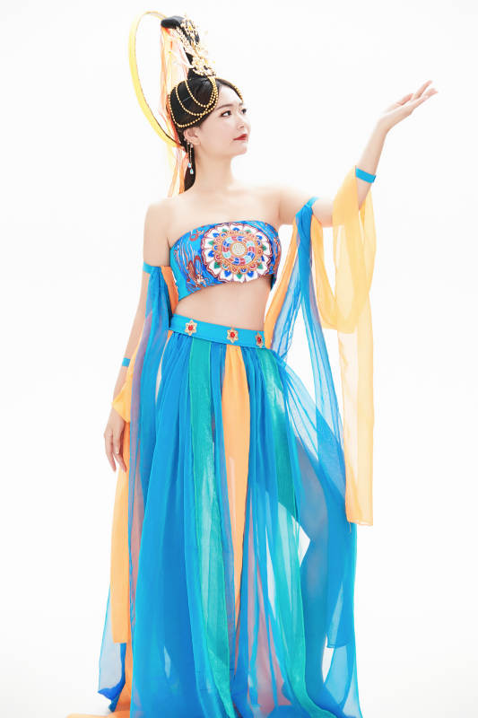 身着唐朝敦煌服饰跳飞天舞蹈的中国少女图片