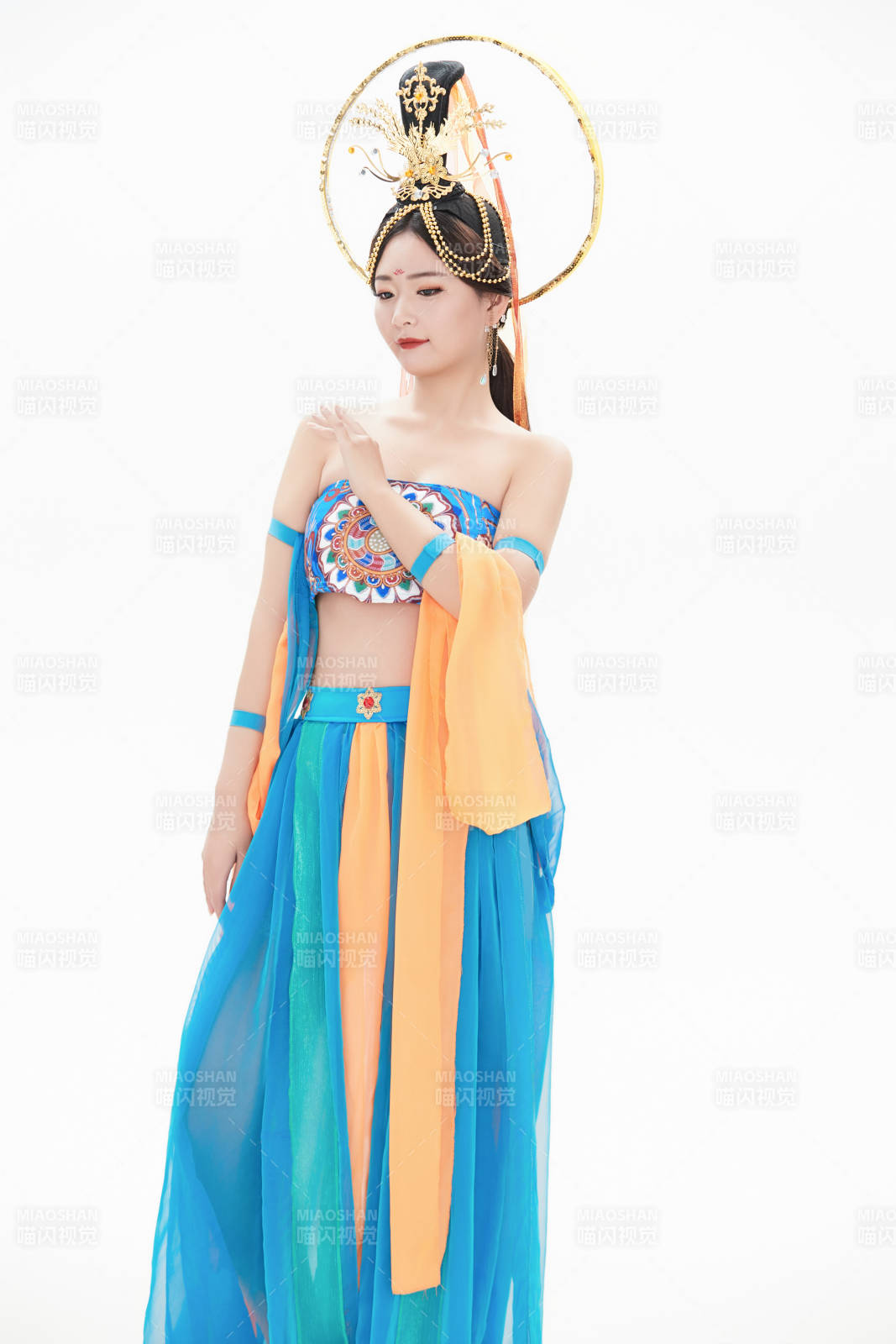 身着唐朝敦煌服饰跳飞天舞蹈的中国少女图片