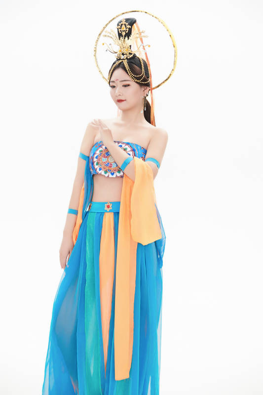 身着唐朝敦煌服饰跳飞天舞蹈的中国少女图片
