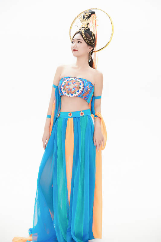 身着唐朝敦煌服饰跳飞天舞蹈的中国少女图片