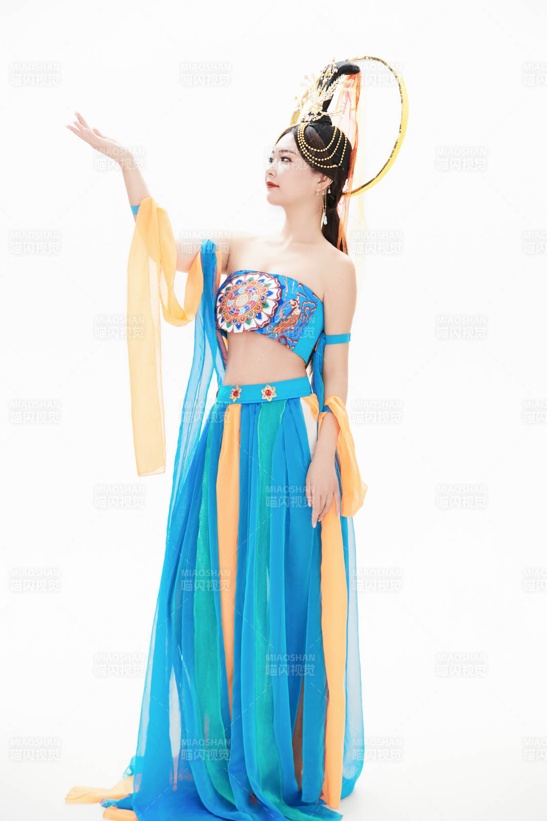 身着唐朝敦煌服饰跳飞天舞蹈的中国少女图片