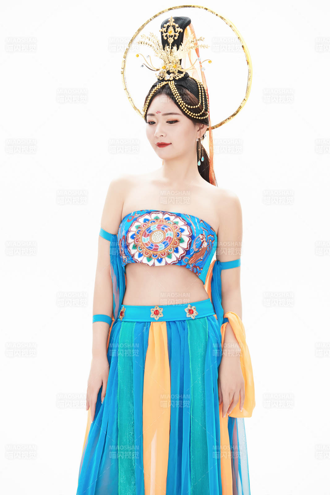 身着唐朝敦煌服饰跳飞天舞蹈的中国少女图片