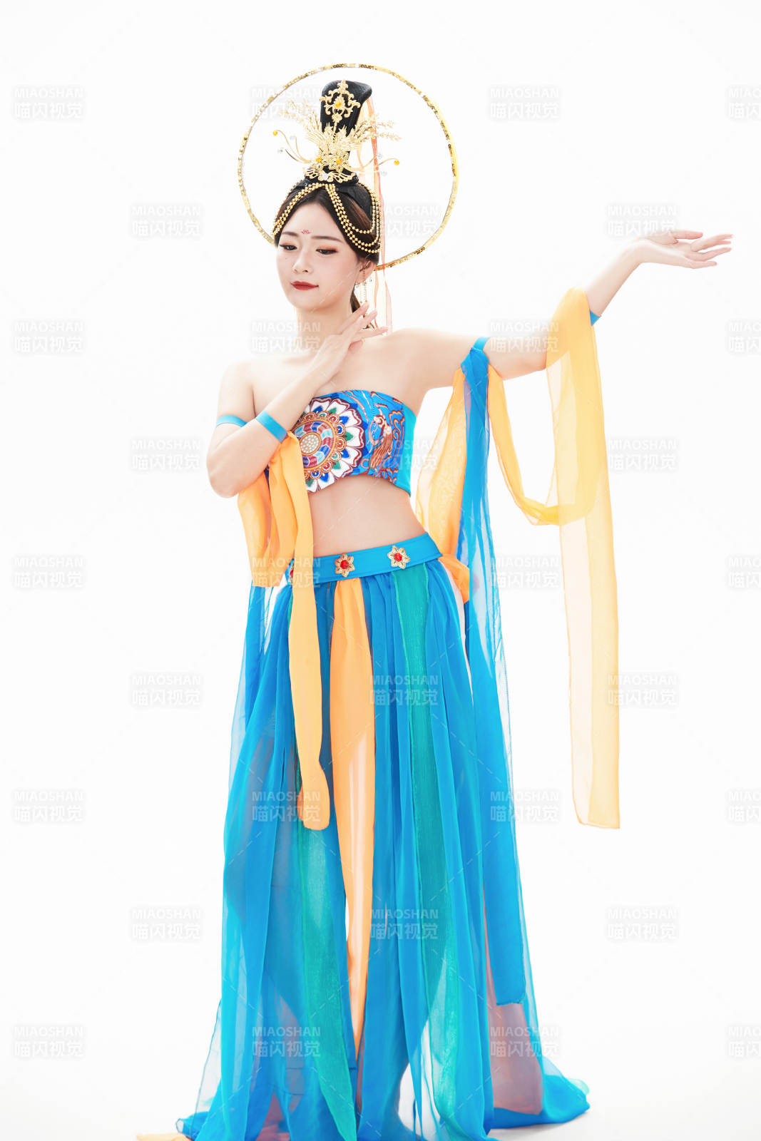 身着唐朝敦煌服饰跳飞天舞蹈的中国少女图片