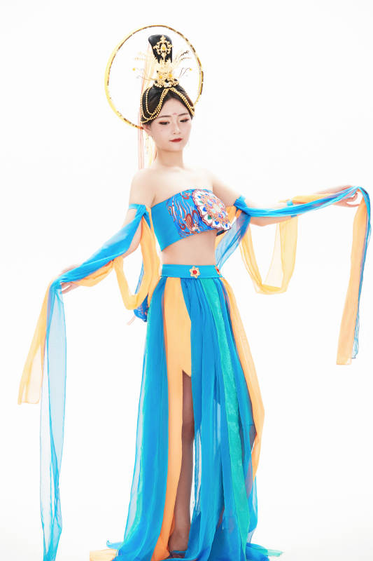 身着唐朝敦煌服饰跳飞天舞蹈的中国少女图片