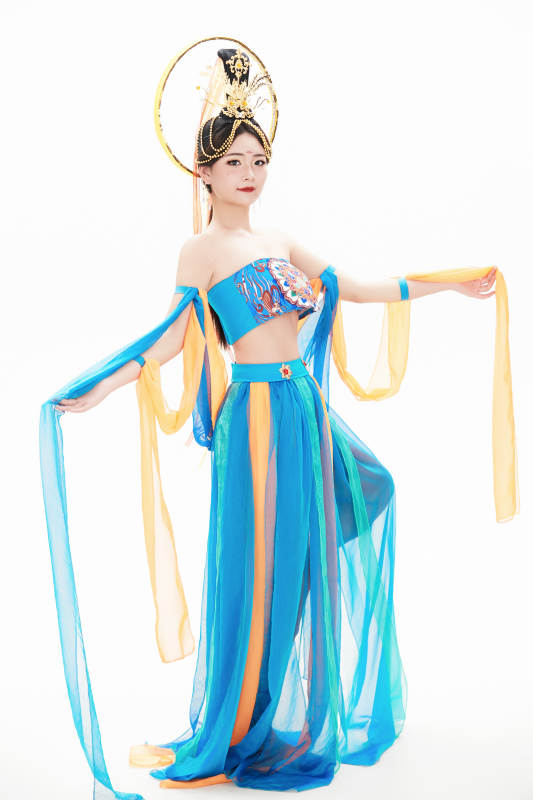 身着唐朝敦煌服饰跳飞天舞蹈的中国少女图片