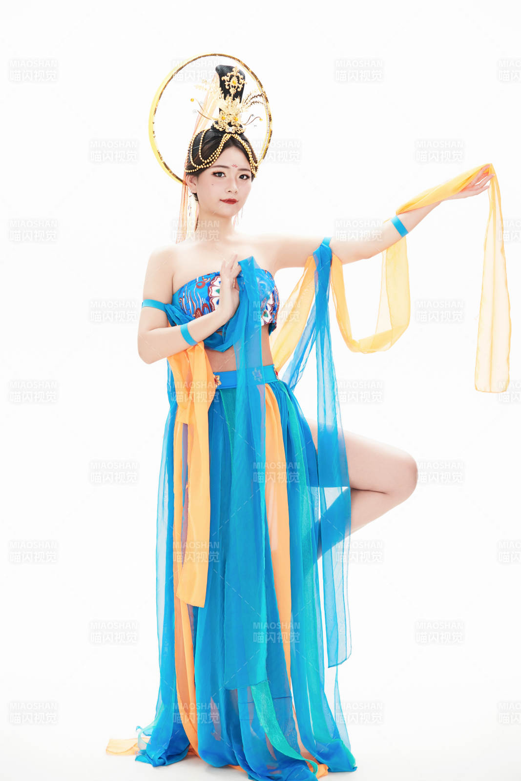 身着唐朝敦煌服饰跳飞天舞蹈的中国少女图片