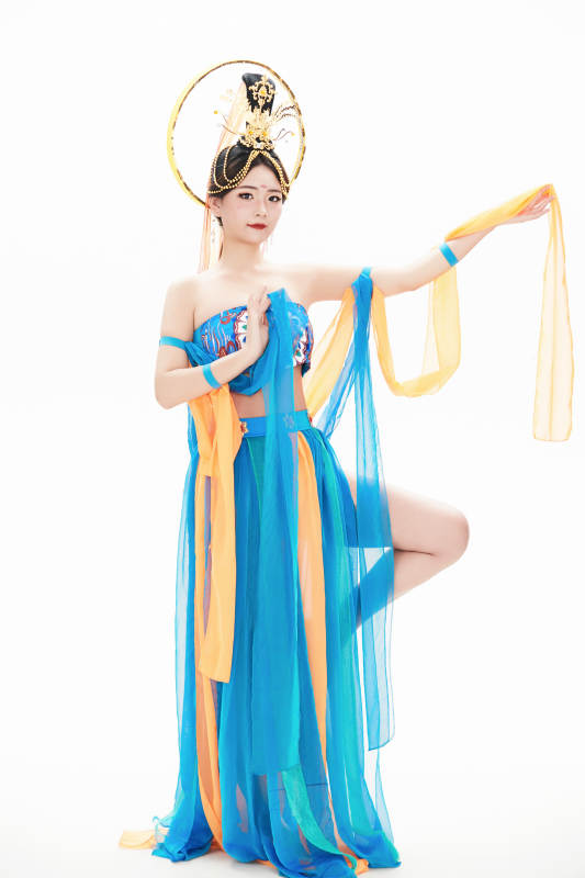 身着唐朝敦煌服饰跳飞天舞蹈的中国少女图片