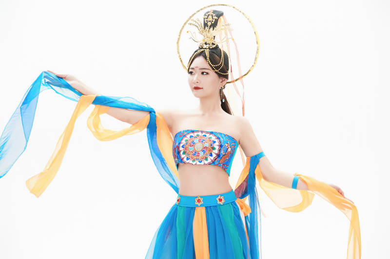 身着唐朝敦煌服饰跳飞天舞蹈的中国少女图片