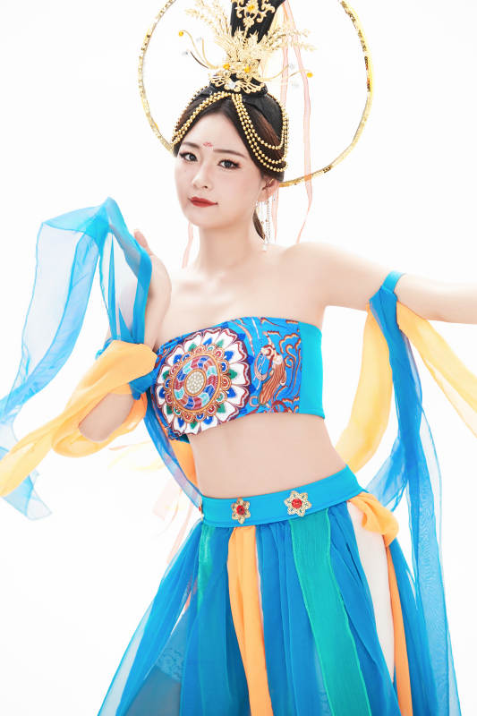 身着唐朝敦煌服饰跳飞天舞蹈的中国少女图片