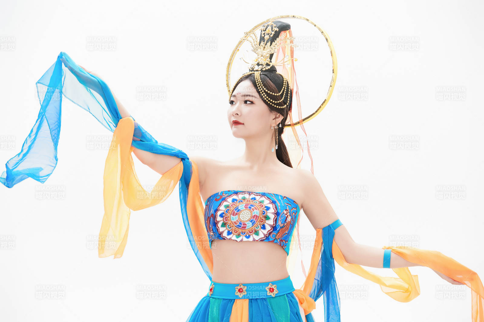 身着唐朝敦煌服饰跳飞天舞蹈的中国少女图片