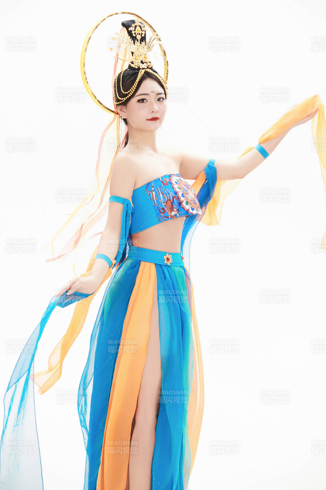 身着唐朝敦煌服饰跳飞天舞蹈的中国少女图片