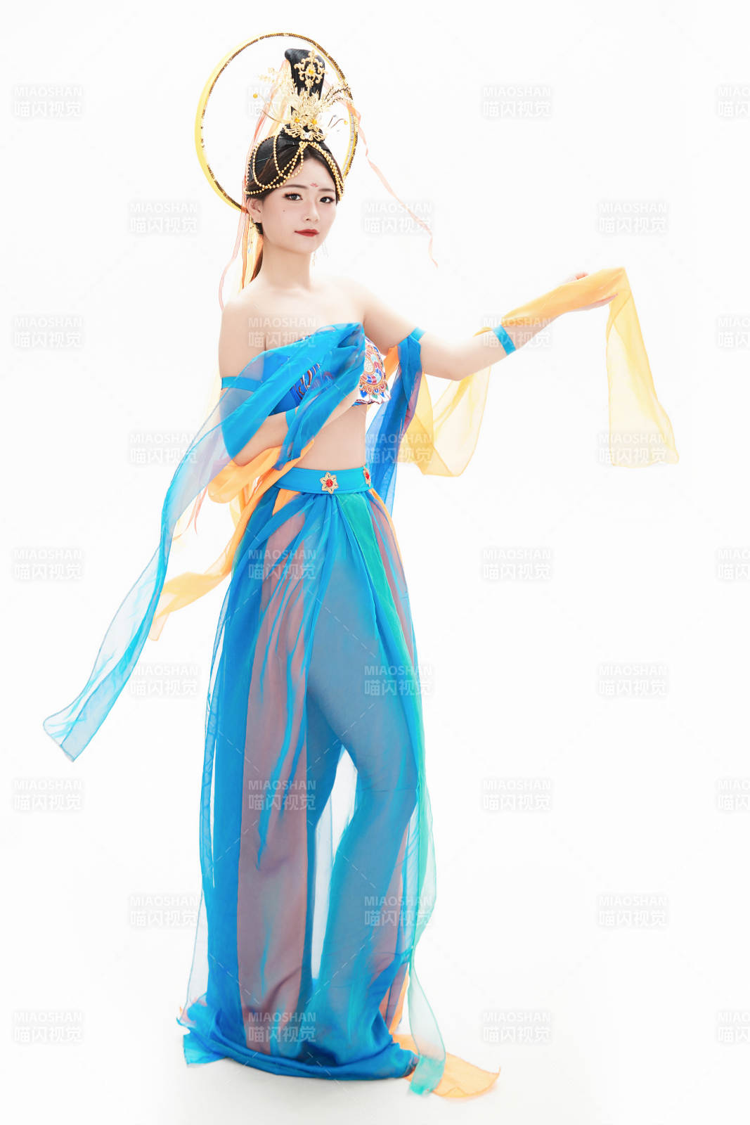 身着唐朝敦煌服饰跳飞天舞蹈的中国少女图片