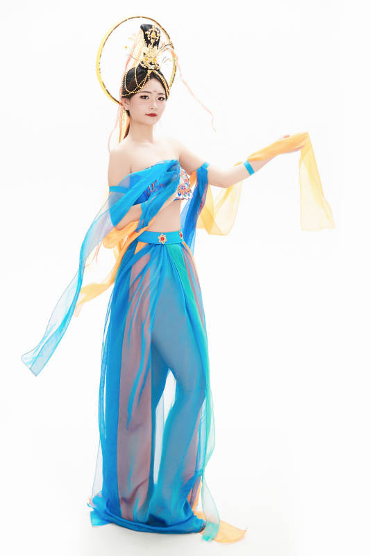 身着唐朝敦煌服饰跳飞天舞蹈的中国少女图片