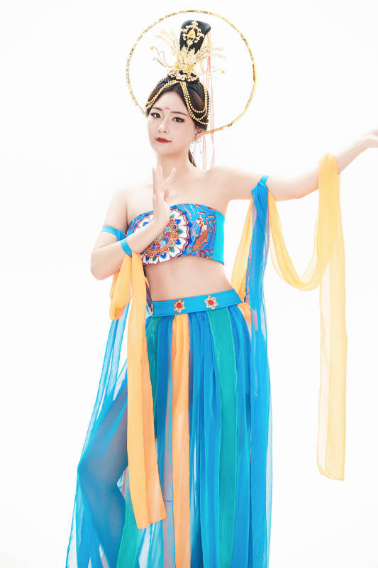 身着唐朝敦煌服饰跳飞天舞蹈的中国少女图片