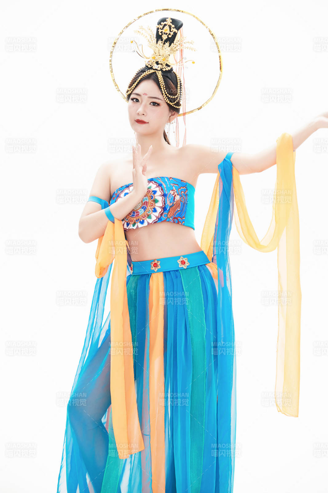 身着唐朝敦煌服饰跳飞天舞蹈的中国少女图片