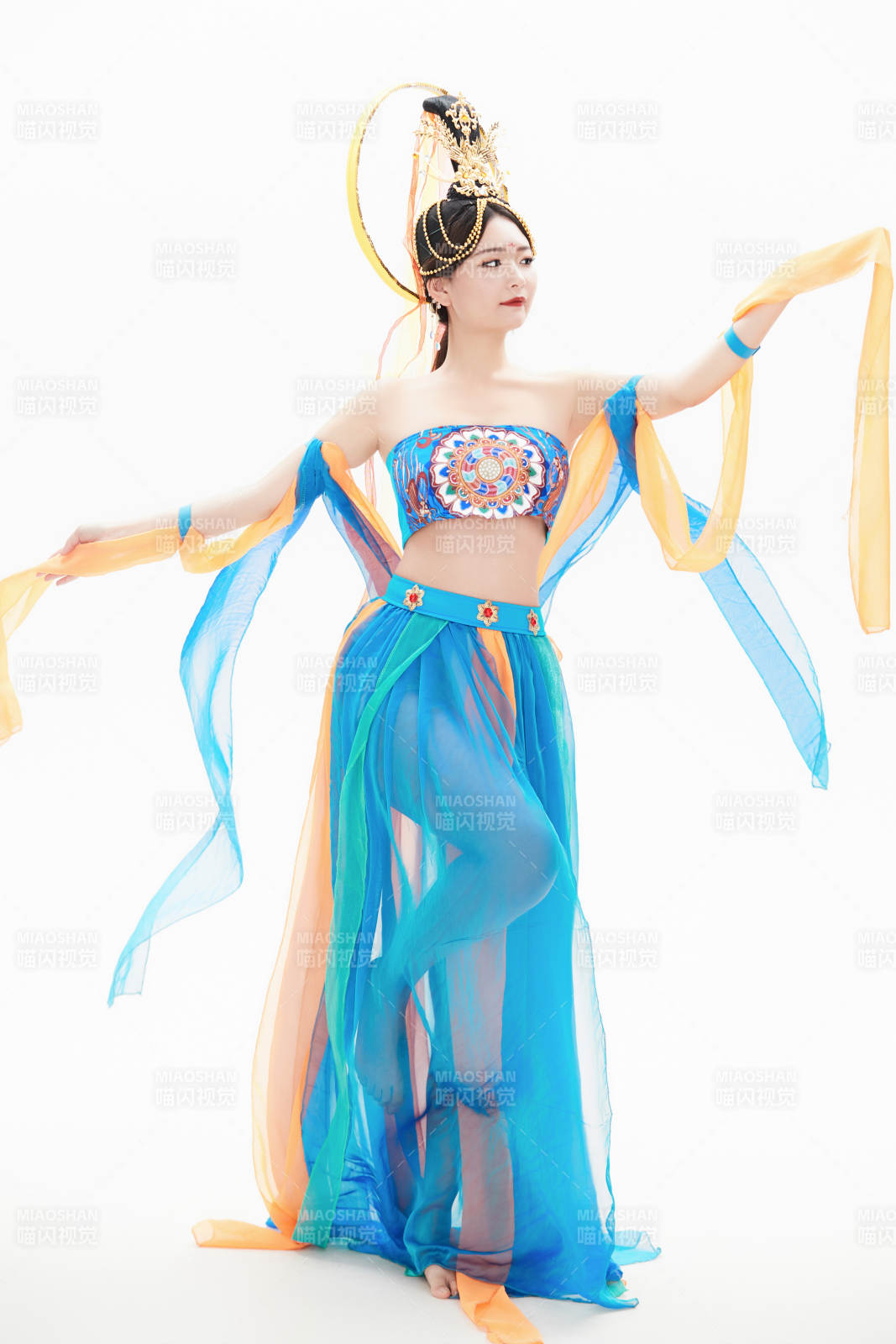 身着唐朝敦煌服饰跳飞天舞蹈的中国少女图片