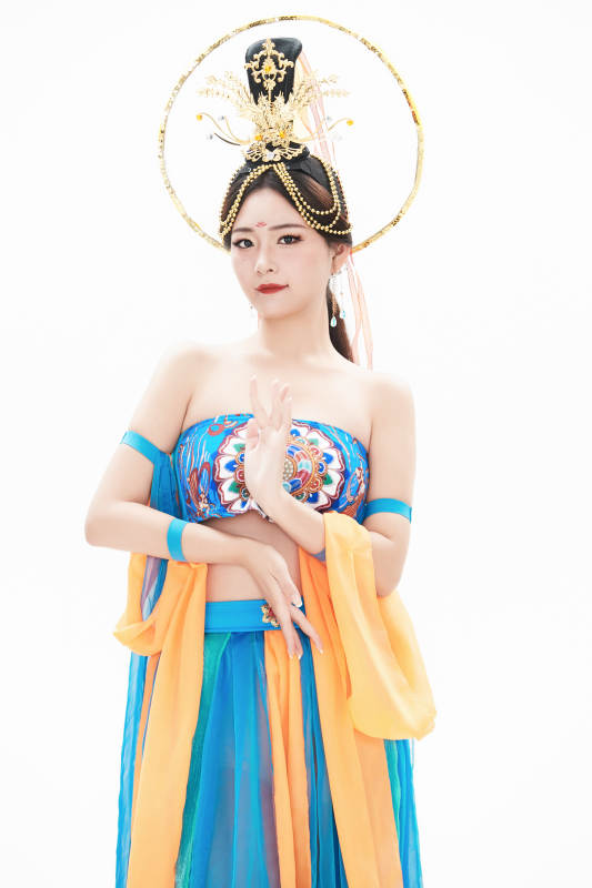 身着唐朝敦煌服饰跳飞天舞蹈的中国少女图片