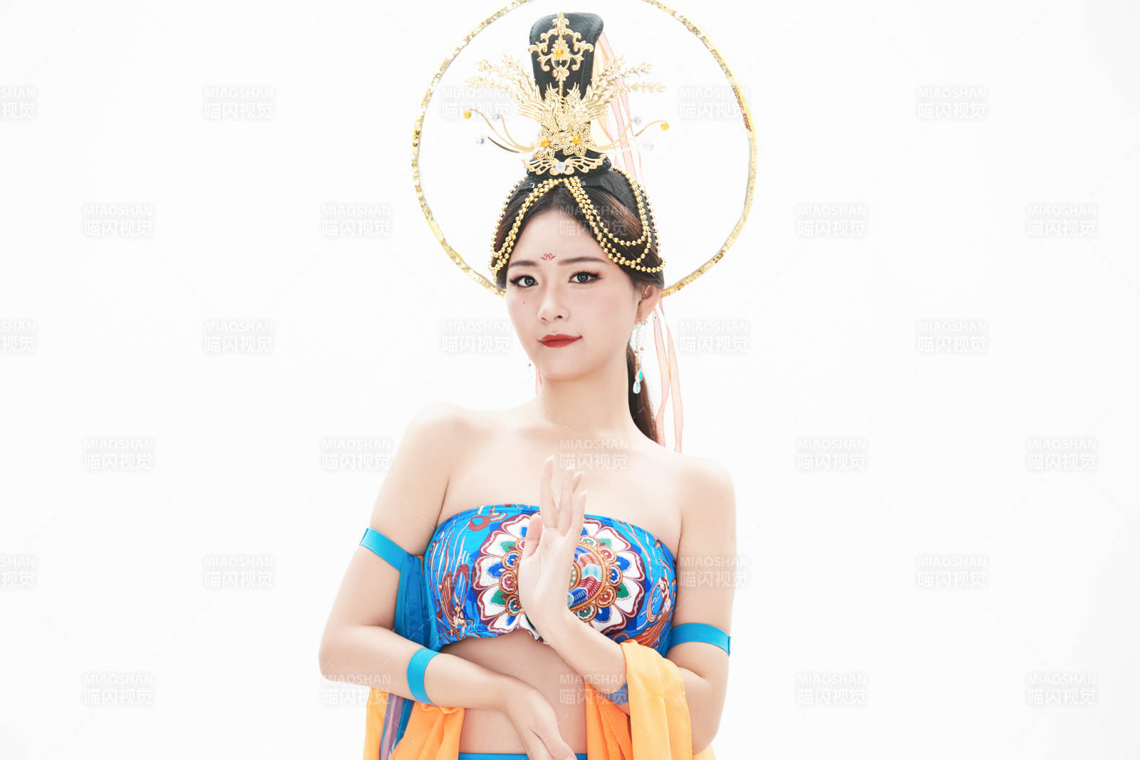 身着唐朝敦煌服饰跳飞天舞蹈的中国少女图片