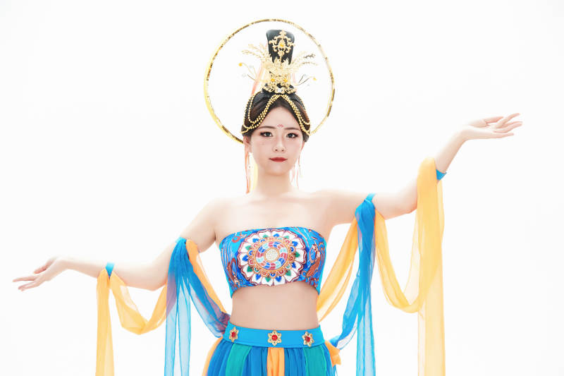 身着唐朝敦煌服饰跳飞天舞蹈的中国少女图片