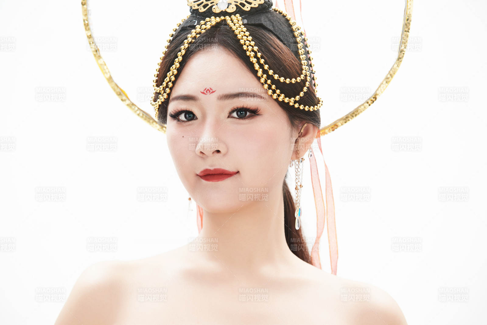 身着唐朝敦煌服饰跳飞天舞蹈的中国少女图片