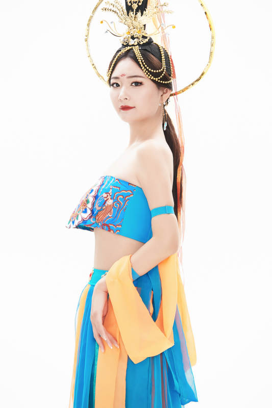 身着唐朝敦煌服饰跳飞天舞蹈的中国少女图片