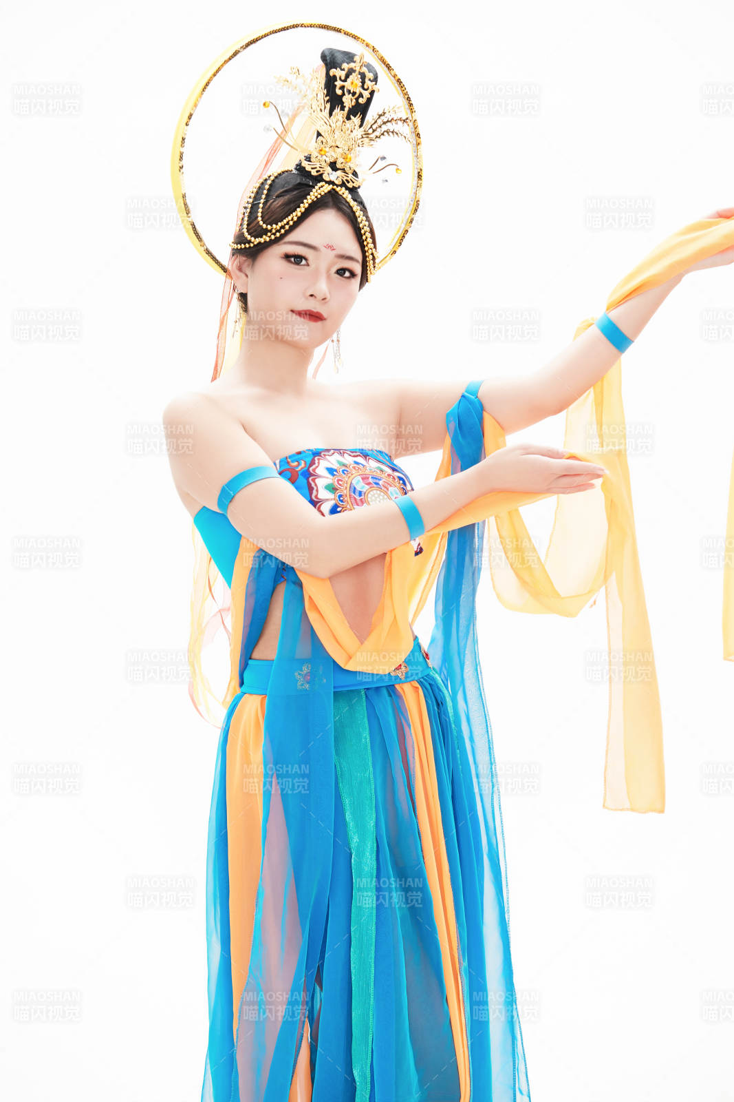 身着唐朝敦煌服饰跳飞天舞蹈的中国少女图片