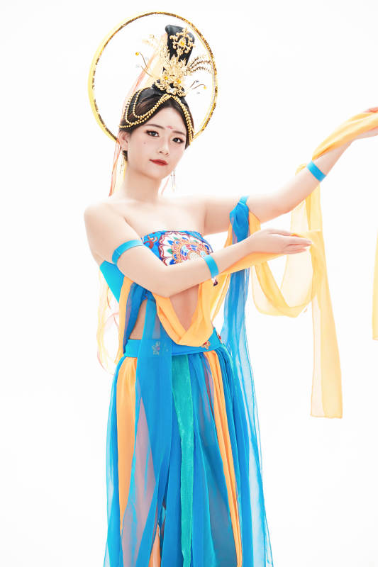 身着唐朝敦煌服饰跳飞天舞蹈的中国少女图片