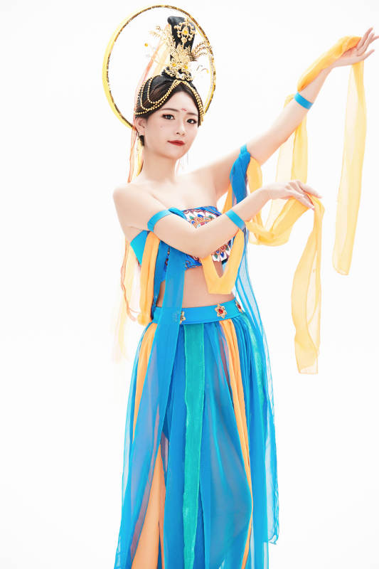 身着唐朝敦煌服饰跳飞天舞蹈的中国少女图片