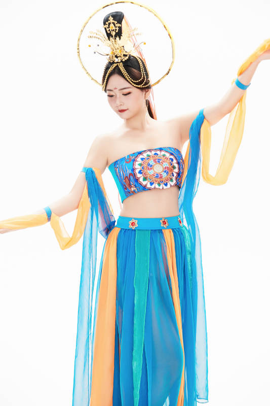 身着唐朝敦煌服饰跳飞天舞蹈的中国少女图片