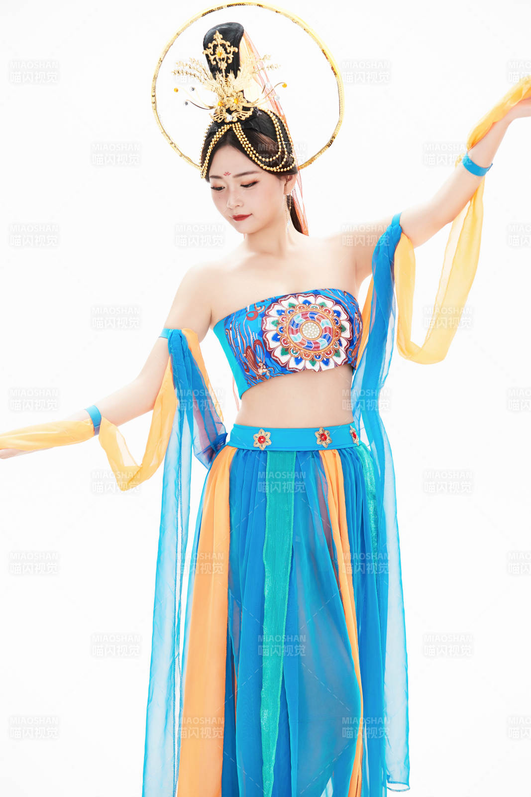 身着唐朝敦煌服饰跳飞天舞蹈的中国少女图片