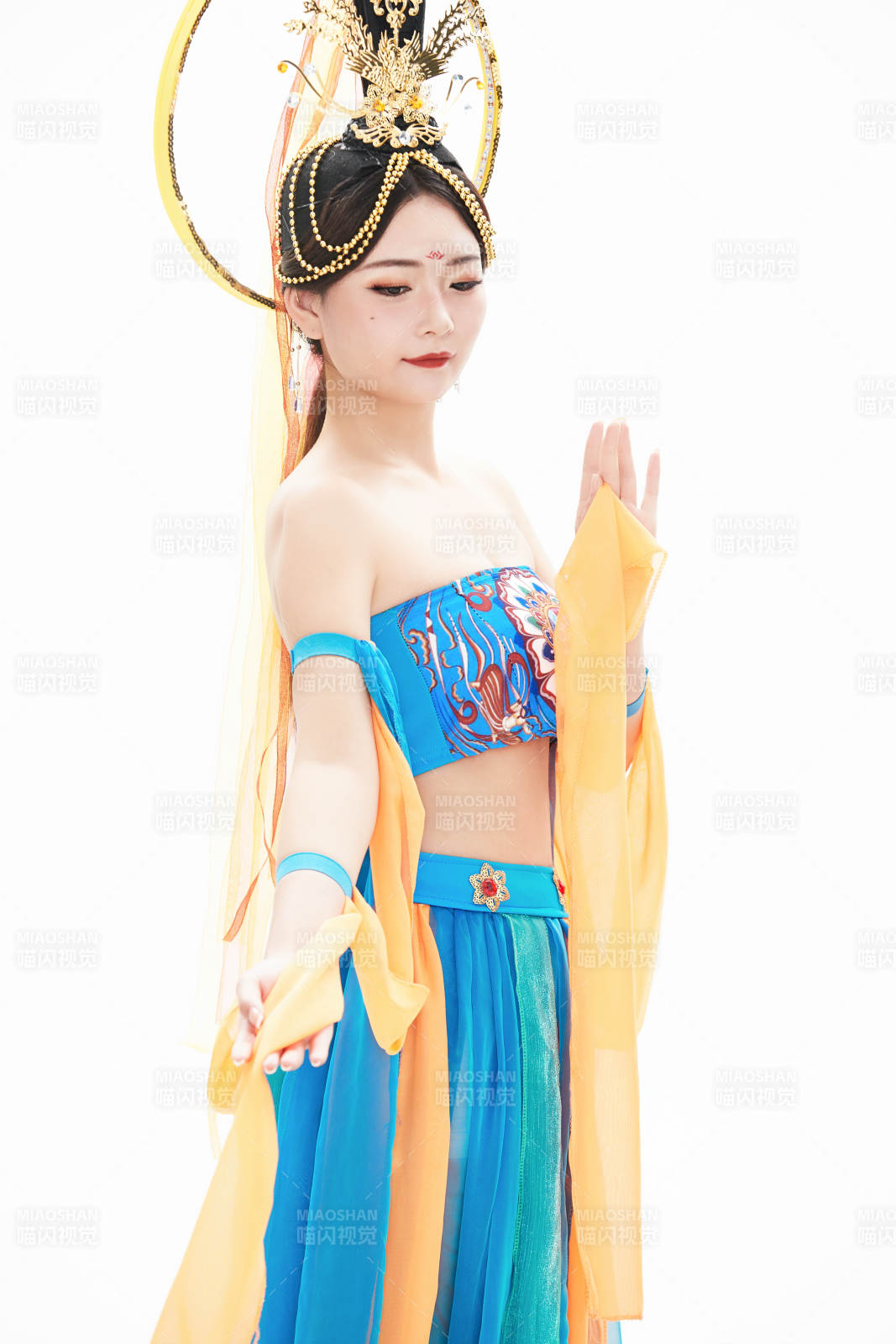 身着唐朝敦煌服饰跳飞天舞蹈的中国少女图片