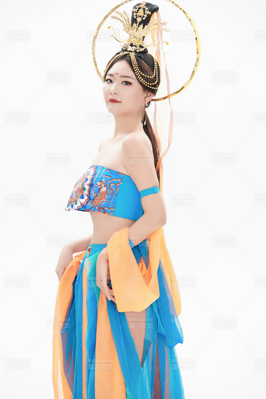 身着唐朝敦煌服饰跳飞天舞蹈的中国少女图片