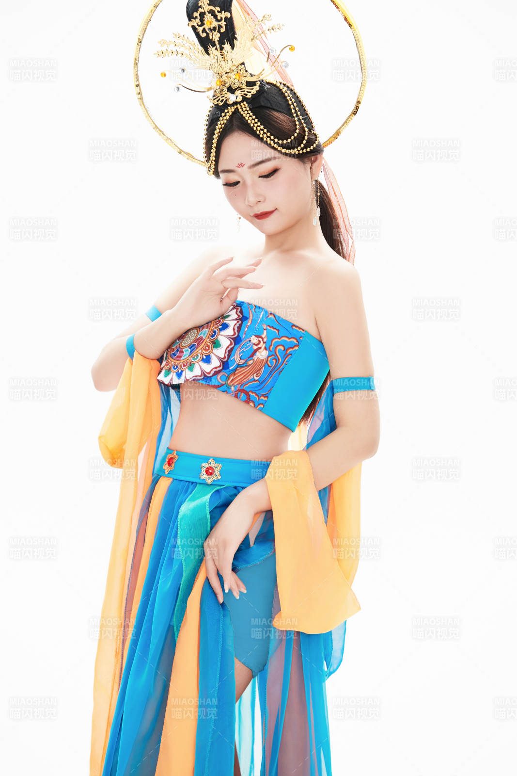 身着唐朝敦煌服饰跳飞天舞蹈的中国少女图片