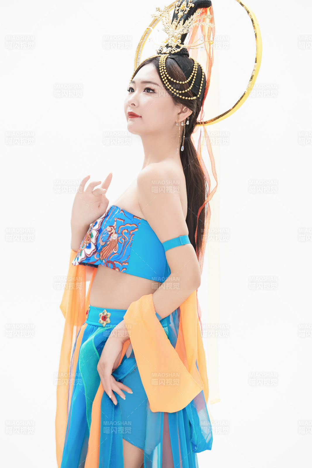 身着唐朝敦煌服饰跳飞天舞蹈的中国少女图片