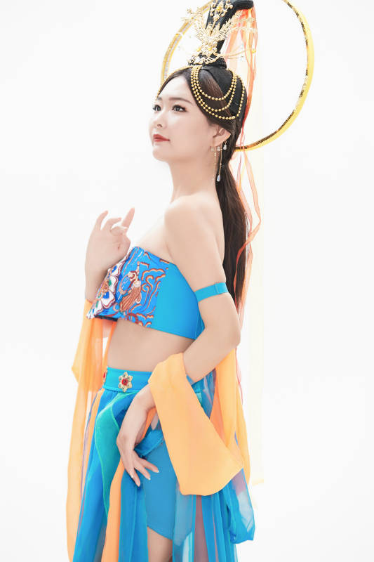 身着唐朝敦煌服饰跳飞天舞蹈的中国少女图片