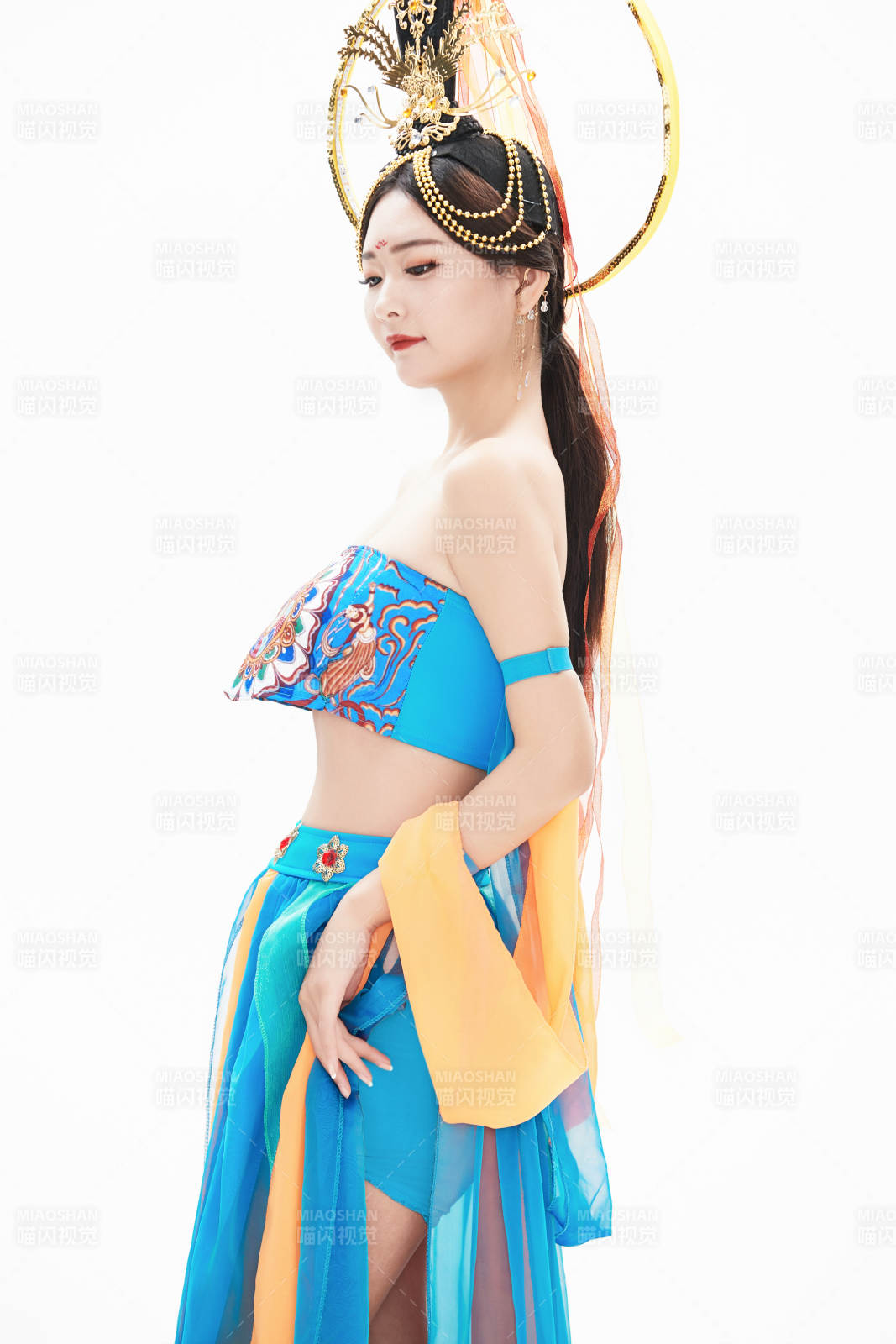 身着唐朝敦煌服饰跳飞天舞蹈的中国少女图片