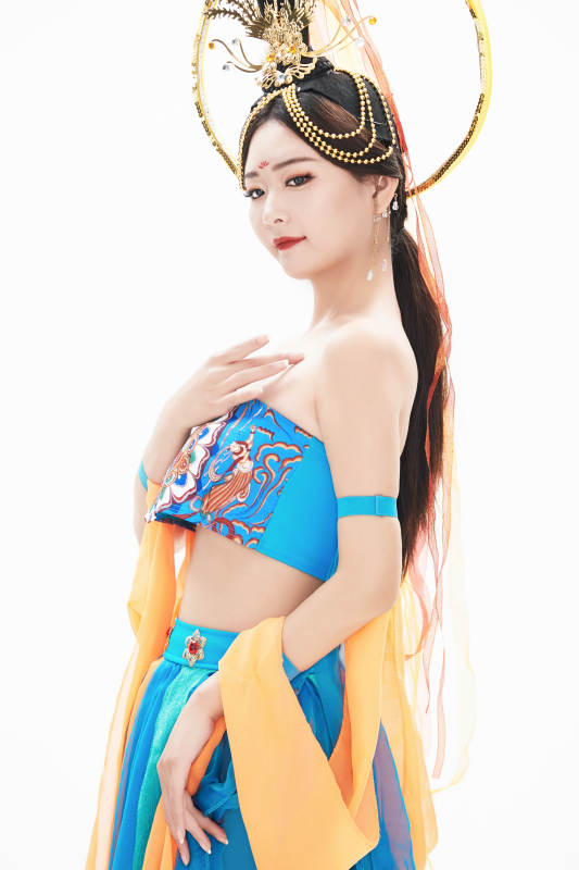 身着唐朝敦煌服饰跳飞天舞蹈的中国少女图片