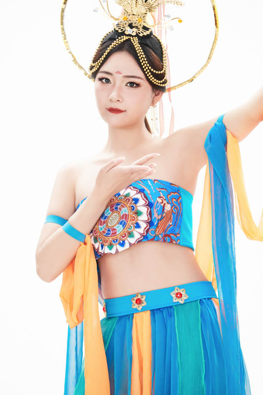 身着唐朝敦煌服饰跳飞天舞蹈的中国少女图片