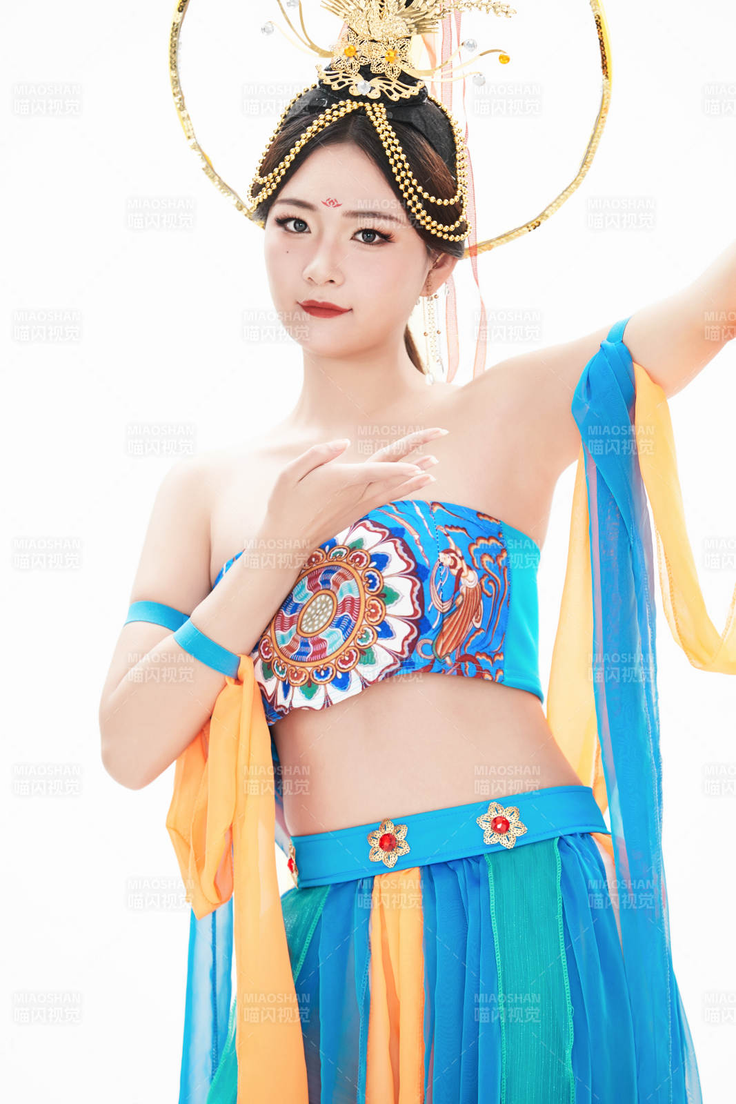 身着唐朝敦煌服饰跳飞天舞蹈的中国少女图片